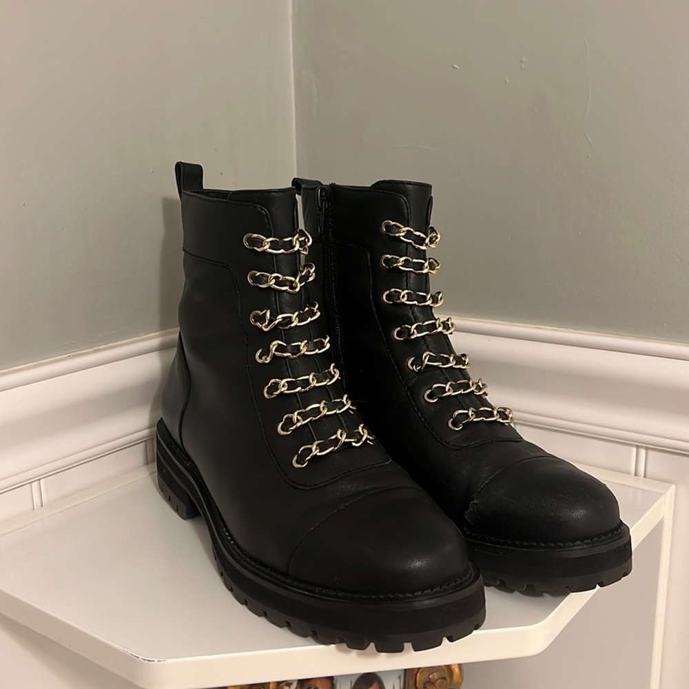 Chain combat boot